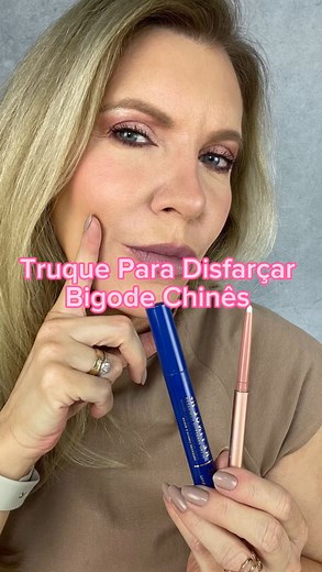 Truque rápido pra disfarçar o bigode chinês com maquiagem! ✨ Quer aprender? Comenta aqui ‘quero’ e já salva esse vídeo pra testar depois. Ah — não esquece de mandar pra aquela amiga que vive reclamando do bigode chinês! Usei: lápis branco Sheglam, corretivo Retinol O Boticário e pó solto ELF. 👌🏻 #maquiagempelemadura #makeup #truquedemaquiagem #bigodechines #belezamadura #belezafeminina #danigodoyoficial @oboticario | Daniela De Godoy