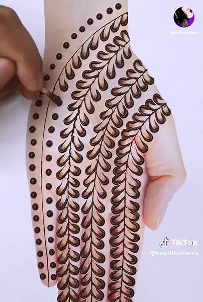 Elegant and Simple Mehndi Designs You Can Try