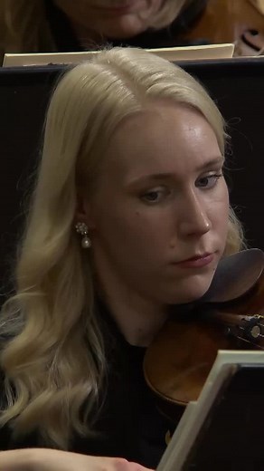 Wie macht man eigentlich ein Jubiläumsprogramm? Unser Intendant Jan Nast erklärt das Rezept wie folgt: Man nimmt ein Original aus dem Gründungskonzert, ergänzt es mit wichtigen (Uraufführungs-)Werken der Orchestergeschichte und fügt dem Ganzen die musikalische Sahnehaube hinzu … … Das Original, die Faust-Ouvertüre aus dem Programm vom 30. Oktober 1900, hat auf jeden Fall nichts an Energie und Dramatik verloren – vor allem unter der Leitung unseres Chefdirigenten Petr Popelka. Was sonst noch am 3