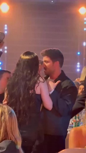 Gracias @rosalia.vt por hacer música desde el corazón y la libertad. Tu disco hace que los demás podamos seguir soñando con cuidar la raíz, la pureza y la fusión en nuestras obras. Este abrazo ha significado mucho para mí en un día como hoy donde la música acaba siempre venciendo. Te quiero!!! | Pablo Alborán