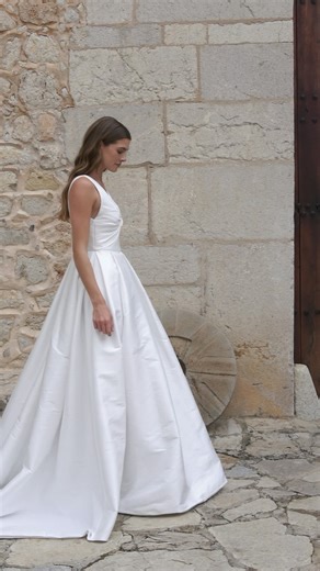 Es precioso chicas! Citas 881 95 91 35 * se puede hacer con manga si lo preferís , o con la espalda más cerrada también | Bride&Guest