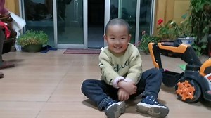 三岁宝宝让妈妈把拉臭臭，妈妈说：不把 宝宝说：不把我就去喝酒