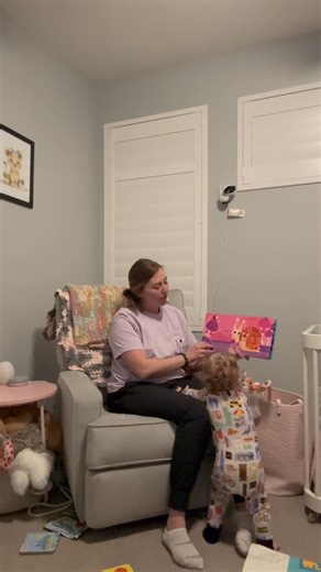 Nurtured Notes- formerly Notes with Nicole on Instagram: "I use a lot of singable books in my classes and sessions- and I love using them at home too! Books with rhythm, repetition, and simple language are easy to turn into songs, and toddlers love it. Singing stories supports early language, listening skills, and connection (no perfect singing voice needed ) 📚 books that can be easily sung usually: • Have a steady rhythm • Repeat words or phrases • Use simple, familiar vocabulary • Rhyme or fo