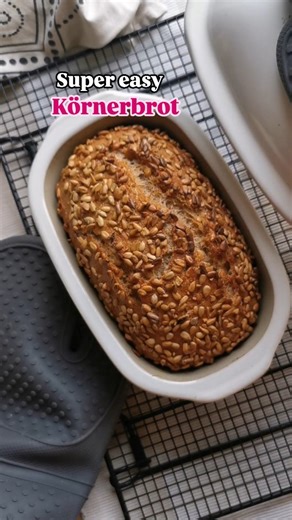 Antonia | Pampered Chef ® | Rezeptideen on Instagram: "Dieses super easy Körnerbrot gelingt dir über Nacht und weißt du was durch die lange Gare ist es sogar mega darmfreundlich. You will love it 😘 Rezept lass ich dir direkt da 🤗 Du brauchst ⤵️ 500 g Dinkelvollkornmehl 2 g Hefe oder 60 g aktiven Sauerteig 150 g Sonnenblumenkerne 450 g Wasser 10 g Salz Startzeit ca. 20 Uhr. Sauerteig oder Hefe mit Wasser vermischen. Restliche Zutaten ergänzen und gut verrühren. Über Nacht bei Raumtemperatur auf