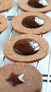 Is it too early for Christmas cookies? 🎄😋 Quick and easy Mocha Chocolate Star Cookies, full recipe below 👇🏽 Ingredients: - DLA El Pao 58% Dark Chocolate Couverture 100g - Unsalted butter 60g - Powdered sugar 40g - Salt 1 pinch - Egg yolk 1pc (about 20g) - Flour 100g - Instant coffee powder 5g Method: 1. Place the softened butter in a bowl, add the powdered sugar, salt and mix with a whisk until the mixture turns white. 2. Add the egg yolks and mix well. 3. Sift in the flour, instant coffee a