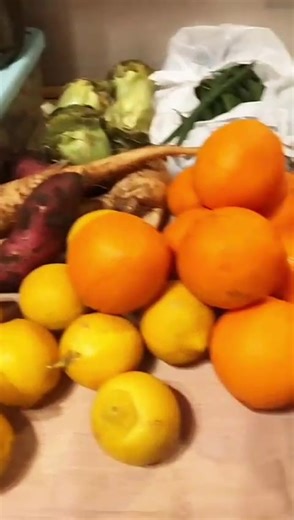 Ma maman est revenue du Maroc les valises pleines ! 🇲🇦✨ Entre les épices qui sentent trop bon, les légumes frais et l’huile d’olive du pays, on va se régaler. Merci maman ❤️#maroc#mama#fyp