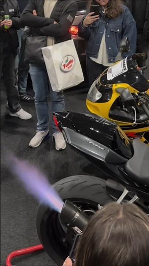 CRAZY MOTORCYCLE SOUND - Suzuki GSX-R 750 - SC Project flames #gsxr #sound #loud