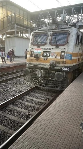 SURI HOWRAH HOOL EXPRESS ENTERING DURGAPUR RAILWAY STATION #HOOLEXPRESS #HOOL #DURGAPUR #railway