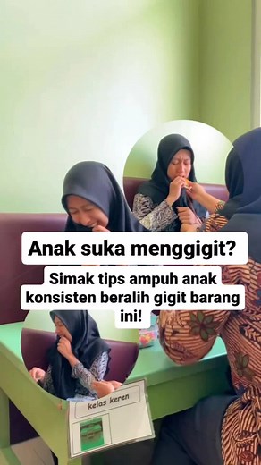 Halo Ayah Bunda.. 👋🏻🥰 Anak suka menggigit? Jangan dipukul Bund 😫 Coba Ayah Bunda cari akar sumber masalah anak melakukan perilaku menggigit, misalnya gigi/gusinya ada yang bermasalah, atau memang butuh untuk menggerakkan sesuatu, atau mungkin karena dari segi perilaku yang menjadi suatu kebiasaan, atau bahkan sebagai bentuk respon emosional anak. Sesuai yang ada didalam video, Ayah Bunda bisa melakukan beberapa hal, seperti: 1. Sebelum memulai aktivitas apapun, usahakan berikan pijakan infor