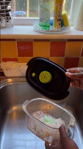 How to Clean a Greasy Food Container in Seconds | Kitchen Hack