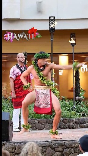 Amazing #kahiko 🌴Kukaniloko Hawaiian hula men dancer #hawaii