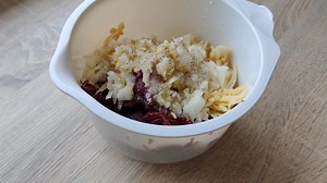 29K views · 296 reactions | Buraczki - dodatek do drugiego dania  1/2 kg ugotowanych buraków, jabłko, mała cebula, 1/2 łyżki cukru, 2 łyżki soku z cytryny, 2 łyżki oliwy lub oleju, sól, pieprz Do startych na dużych oczkach tarki buraków dodałam starte jabłko, pokrojoną drobno cebulę, cukier, pieprz, sól, sok z cytryny oraz oliwę - dokładnie wymieszałam. Smacznego #buraki #buraczki #do #obiadu #przystawka #kulinarnawiola | Kulinarna Wiola | Facebook