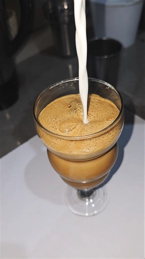 best and easy to make cold coffe in just miniutes #coldcoffee #shorts #viral