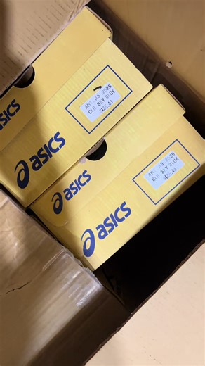 ASICS Gripper Cricket Shoes – Premium Performance ASICS Gripper cricket shoes specially design kiye gaye hain un players ke liye jo batting aur bowling dono mein strong grip, balance aur comfort chahte hain. Inka high-quality rubber gripper sole turf aur hard wickets par excellent traction deta hai, jis se foot slip nahi hota aur movement confident rehti hai. Batting ke liye yeh shoes quick footwork, stability aur comfort provide karte hain, jab ke bowling ke liye safe landing, heel support aur 