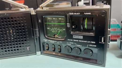 みっく on Instagram: "@guangde5959 SONY FM/MW/SW 3BAND RECEIVER Newscaster ICF-7800 このラジオは1976年（昭和51年）2月に発売され、価格は29800円である。 持ち歩く時は閉じて折り畳み、聴く時は開いて使用する。 デザインやカラーリングはスカイセンサーシリーズの雰囲気を持っているがスカイセンサーではなく、ニュースキャスターの愛称が付けられている。 特にカラーリングはスカイセンサー5600に非常に似ているため、スカイセンサーシリーズと言ってもわからないほどだ。 開いた状態のデザインは非常にカッコいい👍👍👍 最大の特長は、最低3分から最高8時間までセット可能な電子タイマーを内蔵し、番組予約や目覚ましラジオにもできる。 タイマーの残り時間をチューニングメーターで表示するという変わった方式であり、POWERスイッチの右側にチューニングとタイマーの切替スイッチがある。 当時のカタログには、「トランジスタのソニーが帰ってきた」「電波の入口から出口までソニー最新のラジオ技術を満載」と記載されている。 ・使用素子