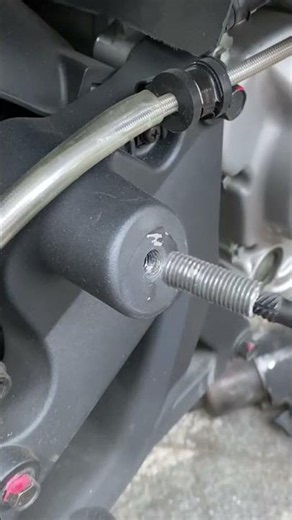 How to remove a broken screw？