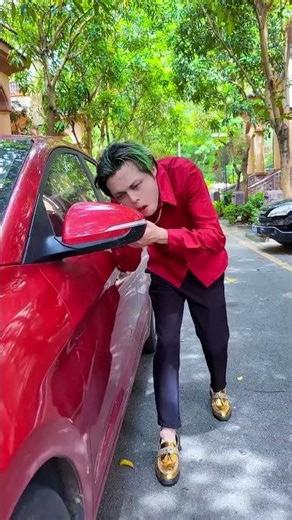 小天使不小心被关在车里窒息，小丑砸车窗差点被误会#cosplay #funny