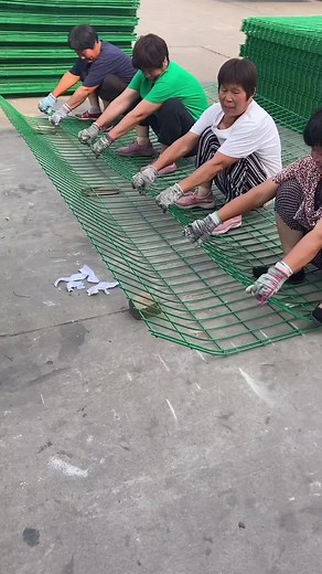 DIY Guide to Manual Bending of Double-Sided Wire Fences