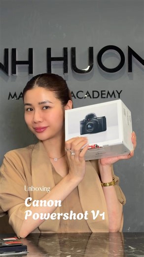 Đinh Hương Makeup Academy on Instagram: "Unboxing Canon Powershot V1 #canonvideo #canon #dinhduong"