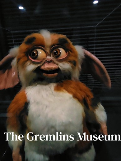 I got to meet the Gremlin Guy! Ian Grant has assembled an extraordinary private collection of original props, puppets, and artifacts from the Gremlins movies, including full size Mogwais, Greta, and Bat Gremlin from Gremlins 2. What impressed me most was his dedication to preserving these incredible pieces of movie history and the artistry behind the practical effects. A hug thanks to Ian for letting me see his collection and share a little bit with you! This 80s kid is happy! 🏡Private collecti