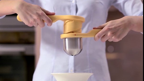Joseph Joseph Helix Citrus Press Juicer, Ergonomic Twist action hand press, lemon & lime squeezer