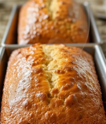 My kitchen smelled just like Mama’s this morning — cinnamon, apples, and butter in the air. 🍎 This bread comes out soft, golden, and so cozy you’ll swear it’s fall again. 💛 ..... Fυll ᖇecίpe in Coʍmеոτ [💬] | Mama's Cooking Recipes