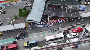 Mapayapang Rally, Mahigpit na Binabantayan ng PNP Nanatiling maayos at mapayapa ang rally ngayong araw sa kabila ng malaking bilang ng kalahok. Ayon sa PNP, maagang nagtalaga ng mga tauhan sa paligid ng lugar upang matiyak ang seguridad. Nag-deploy din sila ng dagdag na personnel bilang paghahanda sa anumang posibleng insidente. Bagama’t tahimik ang takbo ng programa, nananatiling naka–alerto ang PNP upang maiwasan ang anumang banta at matiyak ang kaligtasan ng publiko. Patuloy ang maayos at map