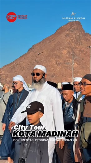 Hisaaban Yasiiro Projects on Instagram‎: "Tidak terasa, Kebersamaan kami selama 9 hari berjalan begitu cepat City Tour kota Madinah adalah ujung dari program umroh hadiah impian 2.0 Pagi itu kami ke Uhud. Melihat jejak Perjuangan dakwah islam dan para syuhada Tempat pelajaran tentang cinta dan pengorbanan. Dari tawa… tiba-tiba hening. Karena sejarah di sini bukan cerita, tapi jejak nyata yang harus menambah iman. Lalu kami bergerak ke kebun kurma Bukan hanya untuk Belanja kurma tapi juga melihat
