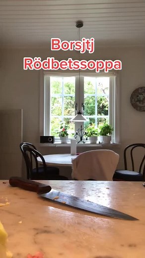 Har ni provat Borsjtj? Supergod söt rödbetssoppa. Passar nu i höstrusket. 🍁🍂👅 #foryoupage #foryou #koking #borsjtj❤️