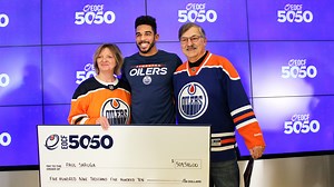There have been some MASSIVE jackpot winners with the #Oilers 50/50 this season & Jessica Kent caught up with some of them recently, including a special visit from Evander Kane! Check out the ICE District Authentics half-zip Jess is rocking: https://www.icedistrictauthentics.com/collections/apparel/products/edmonton-oilers-womens-giii-cream-skybox-sherpa-half-zip-sweatshirt | Edmonton Oilers