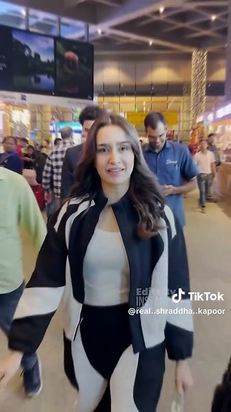 Bollywood Dance Performance by Shraddha Kapoor