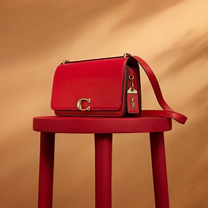 COACH【全新秋季系列】Made with Love 本季我們探索浪漫與堅毅之間的張力，每一項新品的誕生都來自創意總監Stuart Vevers內心的熱愛» https://taiwan.coach.com/ 全站九折 | 滿額疊享額外優惠 新客禮遇 | 首購優惠碼《22SEP300》享$300折抵 免運鑑賞 | 全站零門檻免運遞送 | Coach