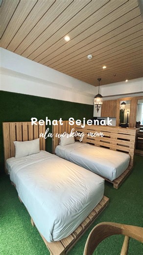 Self-reward buat working mom! ✨💖 Kali ini aku stay di tipe Deluxe Homeland @Yan's House Hotel Bali 🌿🏠🩵 🛋️ Desain Unik: Lampu Victoria lantai rumput sintetis✨🌿 🛌 Twin Bed: Kasur empuk, tidur jadi super leluasa! 😴💤 🪞 Mom's Favorite: Ada cermin besar buat dandan & dry pantry kulkas! 💄🥤 🚿 Clean: Kamar mandi bersih plus hair dryer sudah tersedia! 🧼💨 🏊‍♂️ Kids Friendly: Ada kolam renang & resto dengan menu enak-enak! 🍕💦 Cek harganya di tag lokasi di video ini yaa📍🏨 Happy staycation