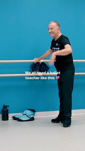 Every ballet dancer needs a teacher like Mr. @riccardo_riccardi_ballet 💖 Not only is he very knowledgeable and passionate about ballet, but there’s also NEVER a dull moment in his class! 🌻 | Runqiao Du Ballet Coaching