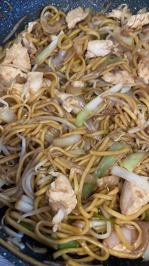 Easy Chicken Chow Mein Recipe – Quick & Simple Weeknight Meal