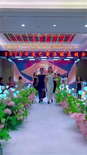 奥黛丽·赫本说：“我不需要有人把我当公主，我自己就是女王。”#舞台走秀现场 #女性时尚风采
