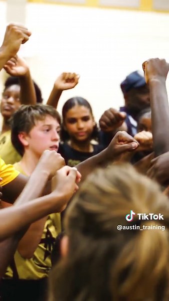 Austin Training is one of the top summer programs for basketball player development. We specialize in refining the fundamentals of the game and preparing athletes to excel in their upcoming winter season with their respective teams. By choosing our program, players receive high-quality coaching focused on both individual and team growth. --- Austin Training est l'un des programmes d'été les plus performants pour le développement des joueurs de basketball. Nous nous spécialisons dans le perfectio