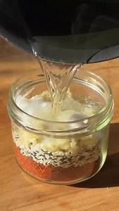 HUILE PIMENTÉ EXPRESS🌶️ Si t’as envie d’ajouter du caractère à tes plats , Cette huile pimentée maison est ultra simple à réaliser et pleine de saveurs. Ingrédients : • 3 càs de flocons de piment • 1 càs de graines de sésame blanc et noir • 5 gousses d’ail finement hachées • 1/2 càc de fleur de sel • 1/2 càc de sucre blanc ou cassonade • 10 cl d’huile neutre chaude (tournesol ou pépins de raisin) Préparation : Mets tous les ingrédients dans un bocal en verre. Verse l’huile bien chaude par-dessu