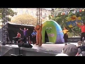 The Wiggles - Rock-a-Bye Your Bear (LIVE) 2014