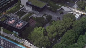 上空から見た都会にある広場の風景。