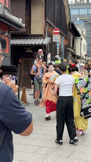 Rare Gion Moment 👘🌸 | One Geisha and maiko Stops the Crowd in Kyoto! 😍🇯🇵