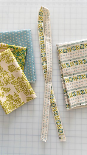 Binding fabric, anyone? 😃 Here’s a demo on how I like to cut my Bound to Evolve binding fabric from my latest fabric collection, Evolve. Click the link in profile or comment Evolve below and I’ll DM you a list of shops carrying Suzy Quilts fabric! Will you be trying binding fabric? Let me know what you think! Tomorrow I’ll show you which side of the fabric I picked for my #PlanetariumQuilt binding and Joanna and I will give you a great little sewing demo. You won’t want to miss it 😂👍💕 Fabric