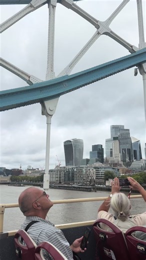 London 2026 morning weather forecast — high 18°C, light breeze