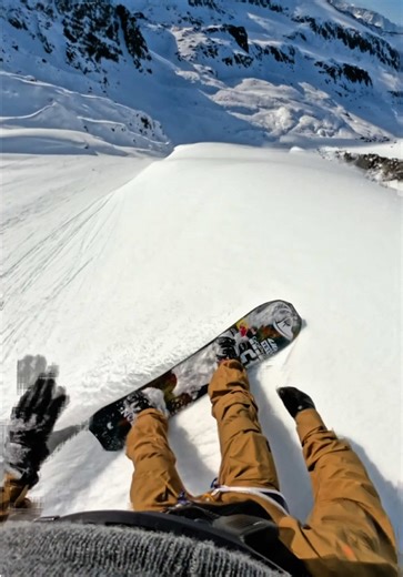 Είναι αυτή η τέλεια διαδρομή; ✨ 🏂: Travis Rice #givesyouwiiings #redbull #energydrink #snowboard #wintersports