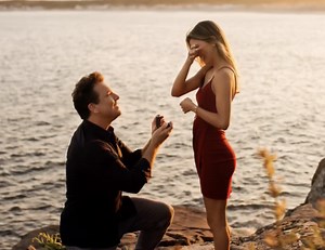 50-Year-Old Dane Cook Gets Engaged To MUCH Younger Girlfriend Kelsi Taylor (23) After 5 Years Of Dating - The Overtimer