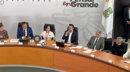 #ReporteCENTRAL 🧾 Ante la difusión de una lista con 22 funcionarios poblanos presuntamente investigados por irregularidades, entre ellos algunos alcaldes, el coordinador del gabinete estatal, José Luis García, afirmó que se trata de un intento por generar ruido, desestabilización política y distracciones desde la Cámara Alta. 🎥: @navapalaciosale ✍️: @Claudia_Hdec | Periódico Central