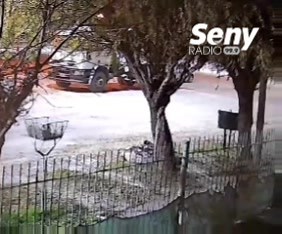 🔴 CINCO SALTOS || TIROTEOS EN UNA PLAZA PREOCUPAN A VECINOS . . . 🚨 Vecinos del Barrio Gensabella de Cinco Saltos manifiestan su preocupación debido a hechos que ocurren de forma muy seguida en la plaza "Hermanos Jara". ⚠️ Esta madrugada se sintieron varias detonaciones y corridas en dicha plaza, y justo con un grupo de personas que se juntan muchas noches en el lugar. 📣 "Una plaza con poca iluminación Y yo ya he ido a reclamar varias veces por la iluminación. Se juntan a beber o fumar tanto 