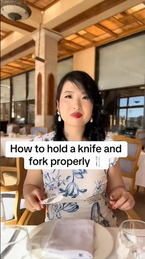 How to hold a knife and fork properly #etiquette #etiquetteexpert #tablemanners #elegance #ladies