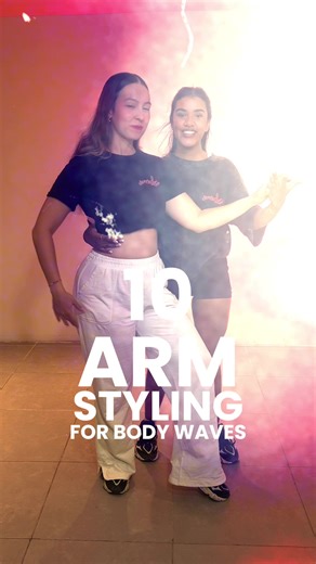 🔥 10 Arm Styling for Bachata Body Waves | Natalia & Laura 💃✨ If you’ve ever thought: “What do I do with my free arm in shadow position?” —you’re definitely not alone. This is one of the most common doubts we see, especially in bachata. Here are 10 arm styling variations that add elegance, intention, and femininity to your body waves — small details that completely change how you feel and how you express yourself. At Somoloco, we don’t just teach movements. We help you unlock your feminine styl