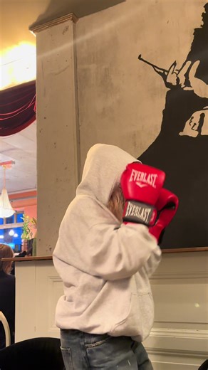 digga warum hat sie diese boxhandschuhe an?!!!!! @toni